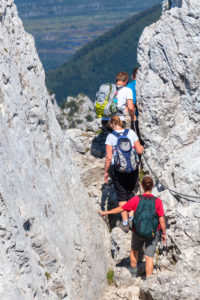 Bergsteiger am Aufstieg zum Gipfel der Kampenwand dahinter der Chiemsee, Aschau, Chiemgauer Alpen, Chiemgau, Oberbayern, Bayern, Süddeutschland, Deutschland, Europa Bergsteiger am Aufstieg zum Gipfel der Kampenwand dahinter der Chiemsee, Aschau, Chiemgauer Alpen, Chiemgau, Oberbayern, Bayern, Süddeutschland, Deutschland, Europa